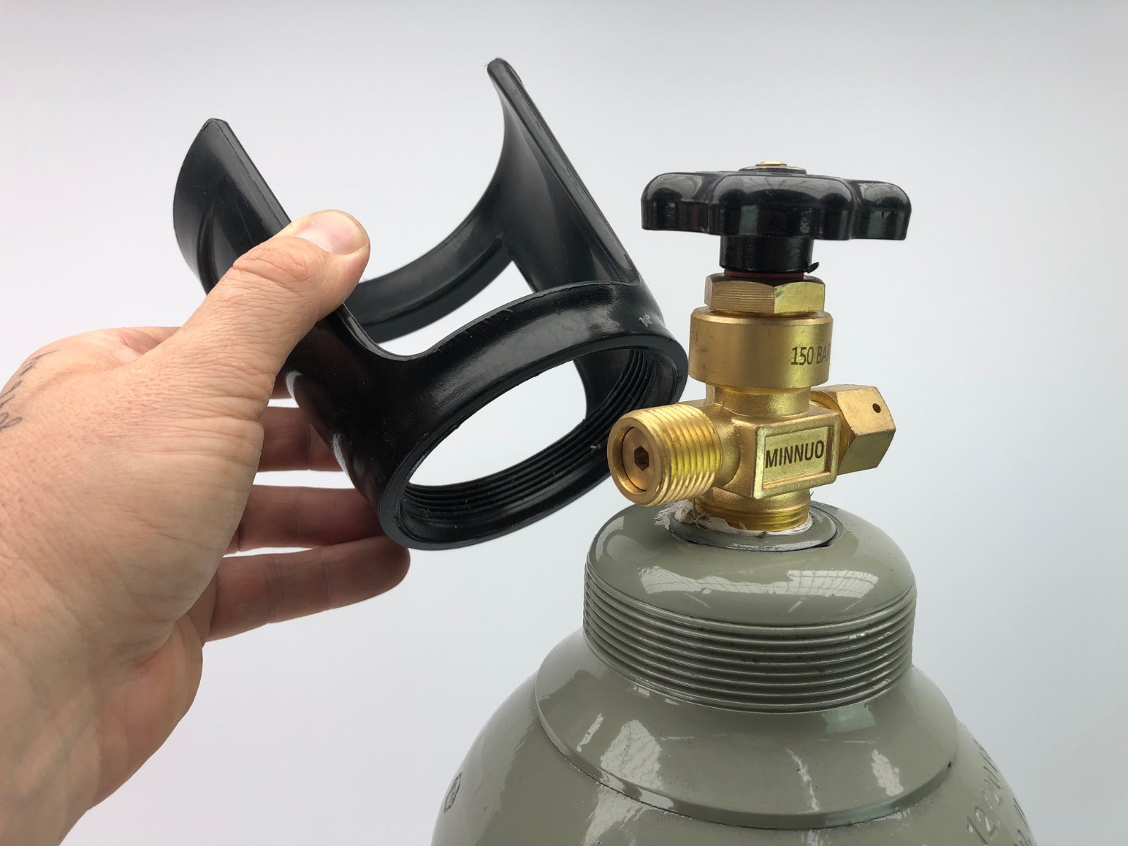CO2 Gas Cylinders 6kg (FULL) vale protection  image