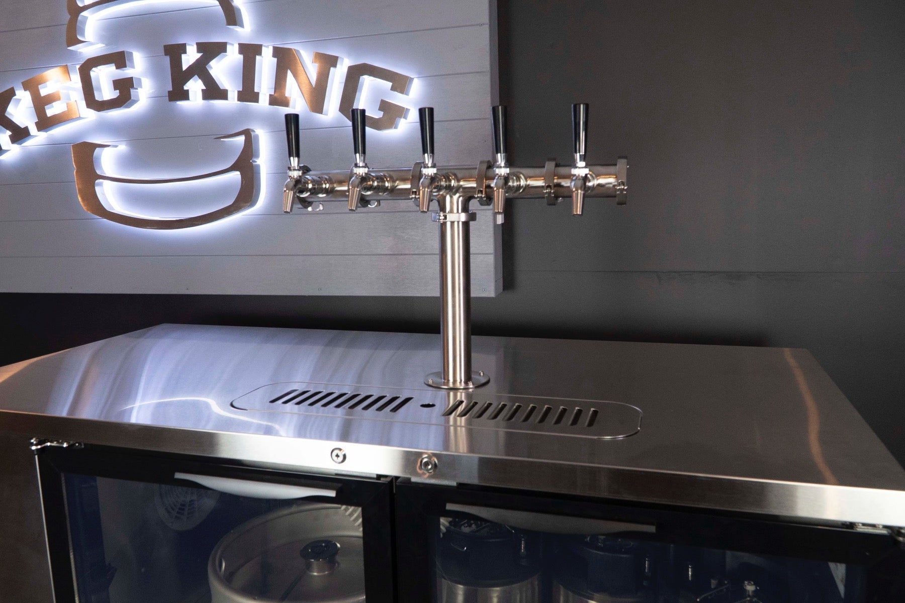 Two Door Super Deluxe Kegmaster showing a font option