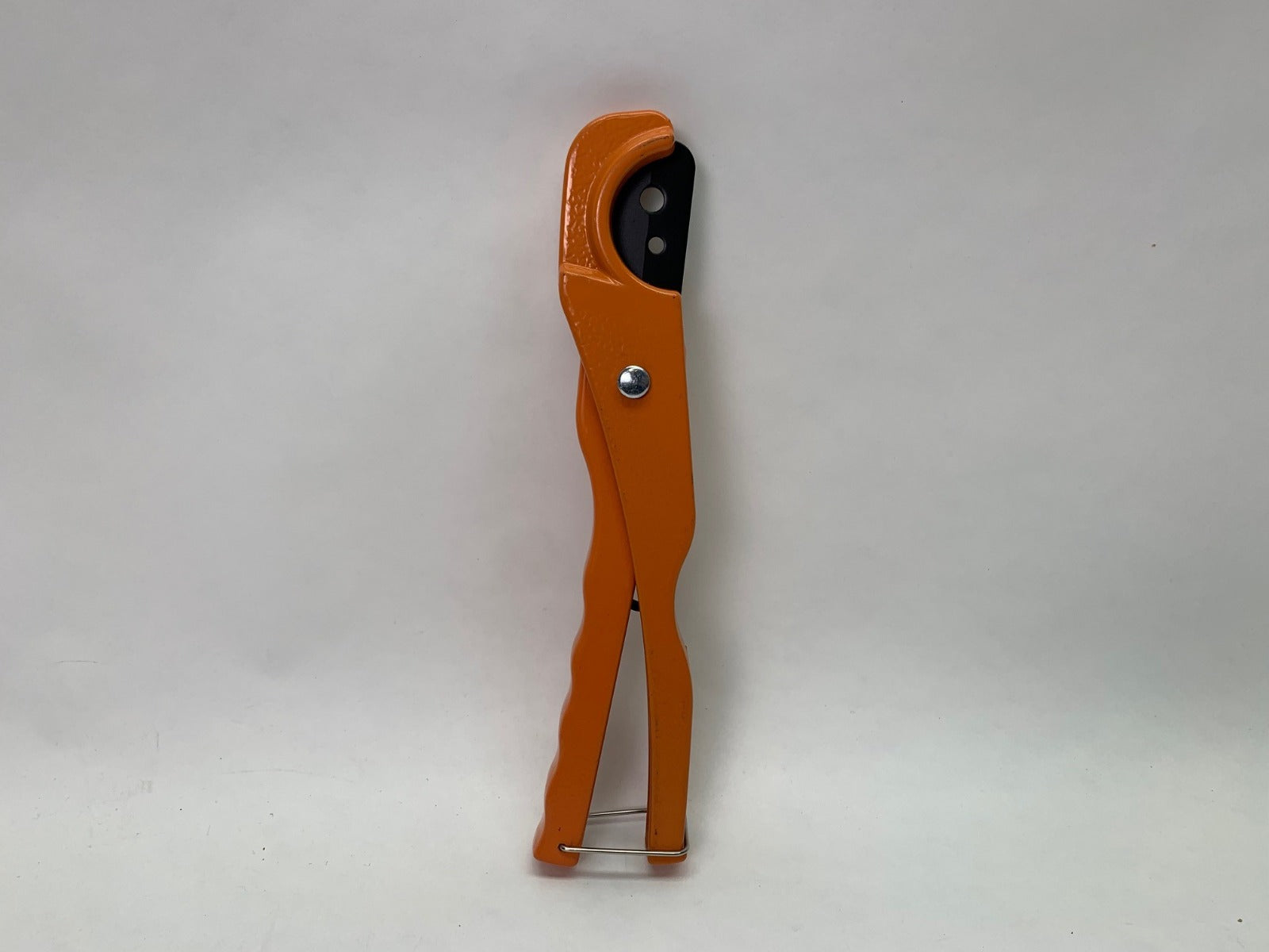 Beer line pipe cutter